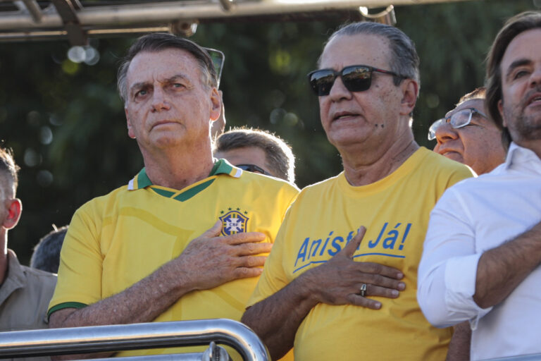 PF indiciam Jair e Eduardo Bolsonaro; Malafaia é alvo de buscas!